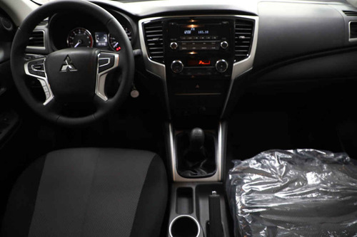 Imagen 11 de 15 de Mitsubishi L200 2022 4p Doble Glx L4/2.4 Man 4x2