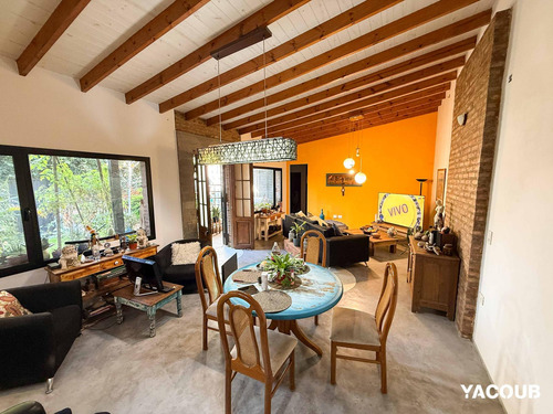 Casa En Venta - 5 Dormitorios 3 Baños - Villa Elvira