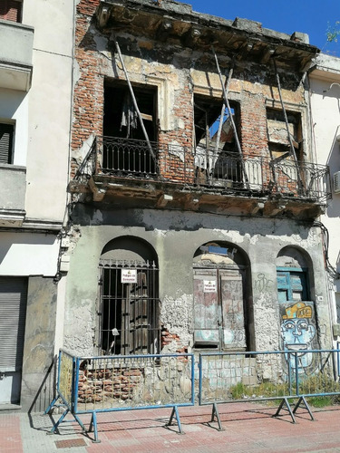 Gran Punto Para Reciclar O Construir Frente Al Mercado Del Puerto