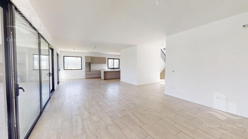 Venta- Casa De 6 Ambientes- Galería, Jardín En Laguna Grande, Villa Nueva