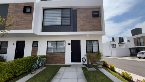 Casa En Venta, Ubicada En Esquina En Cluster Riscos En Querétaro.