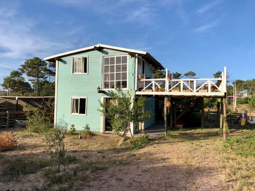 Alquiler De Casa Para 4 Personas En Punta Del Diablo Con Jardín Y Barbacoa