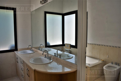 Casa En Venta En Santa María De Los Olivos