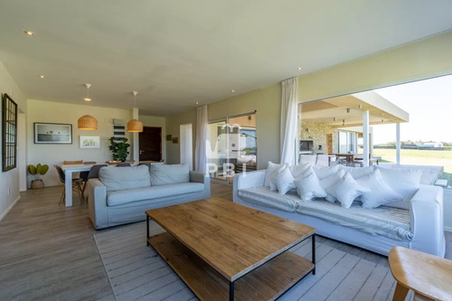 Casa 6 Dormitorios En Laguna De Los Cisnes, Punta Ballena - Ref : Pbi2871