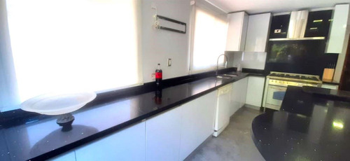Casa En Venta De 5 Dorm. En Colina