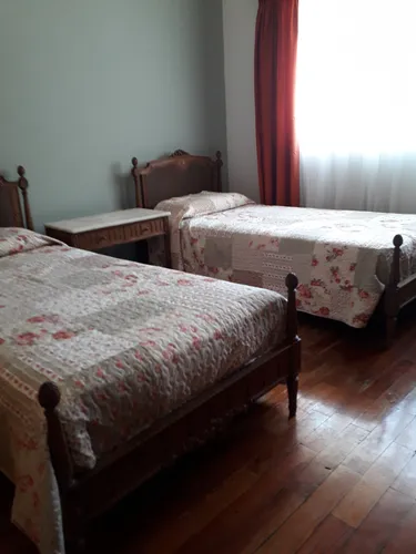 Camas Una Plaza Y Mesita De Luz Juego Marrón Madera Con Estirilla (Usado)