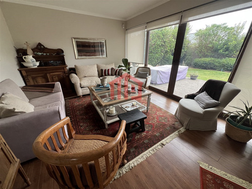 Linda Casa Moderna En Excelente Estado En Lomas De Montemar.