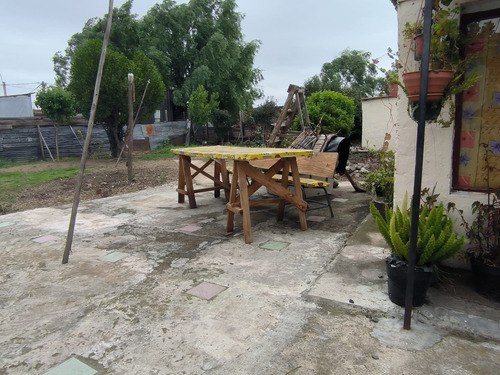 Atención!!! Muchas Posibilidades, Documentación Al Día, 5 Dormitorios Y 2 Baños, Actualmente 2 Apartamentos Y 1 Casa Principal! A 3 Cuadras De Ruta 11, Ideal 2 Familias, Estado A Mejorar!