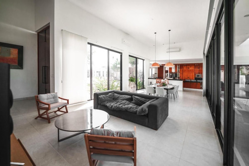 Casa En Venta En Privada Hacienda Cholul Con Amplio Terreno Y Paneles Solares