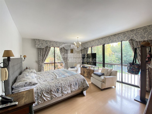 Casa En Venta De 7 Dorm. En Vitacura Santa María.san Benito.