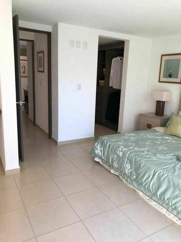 En Venta Casa Entre El Refugio Y Zibata, 139 M2, Gran Jardín, 3 Recamaras