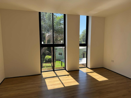 Impecable Y Moderno Duplex De 3 Ambientes Con Cochera En Venta - Inmejorable Ubicación Muy Cerca De Autopista.