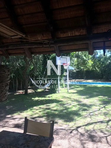 Chalet De 4 Dormitorios, Piscina Y Parrillero En Alquiler. Zona Tranquila. Punta Del Este.