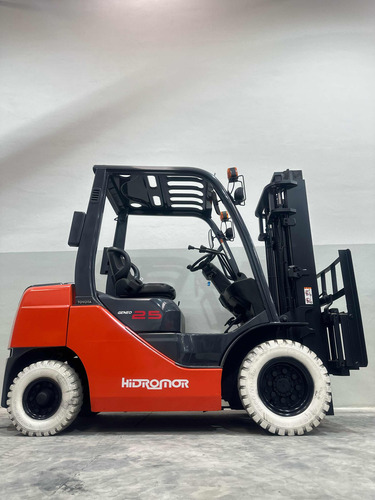 Autoelevador Toyota Diesel 2.5tn Desplazador