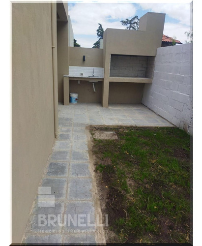 Hermosa Casa A Estrenar De 2 Dormitorios, Ubicada En Zona Residencial A Metros De La Rambla Costanera