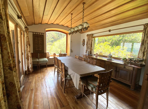 Casa En Venta De 6 Dorm. Frente A La Playa De Zapallar