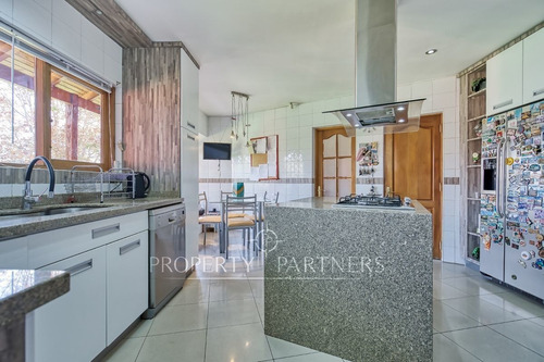 Gran Casa En Condominio, Cercana A Colegio Sek, Peñalolen.