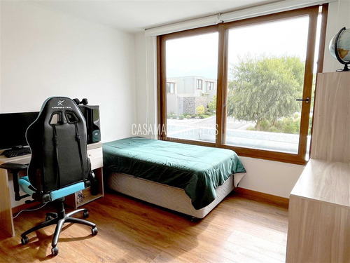 Casa En Arriendo De 4 Dorm. En Colina
