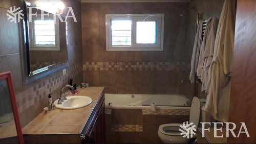 Venta De Hermosa Casa 4 Ambientes Con Amplio Fondo Libre, Cochera Y Parrila En Ezpeleta Este
