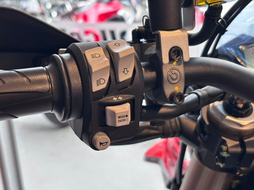 Hypermotard 821