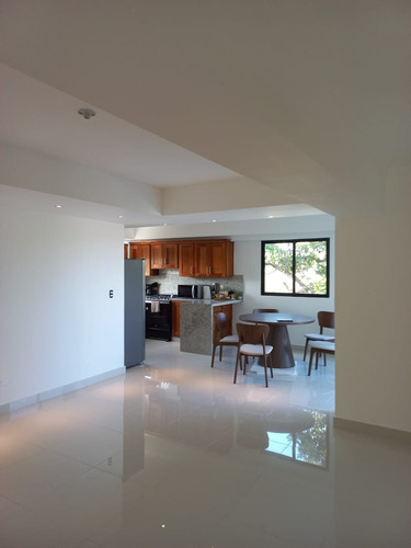 Moderno 3er Piso En Palmas De Alma Rosa , Acceso Rapido Carrertera Mella, San Vicente Y Demas ( Linea Del Metro)