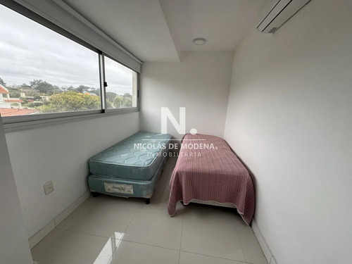 Frente Al Mar Apartamento En Venta De 2 Dormitorios En Mansa Con Parrillero Propio