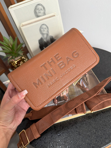 Bolsa Marc Jacobs The Leathermini Bag Acabado De Los Herrajes Oro Color Camel Correa De Hombro Camel Diseño De La Tela Lisa