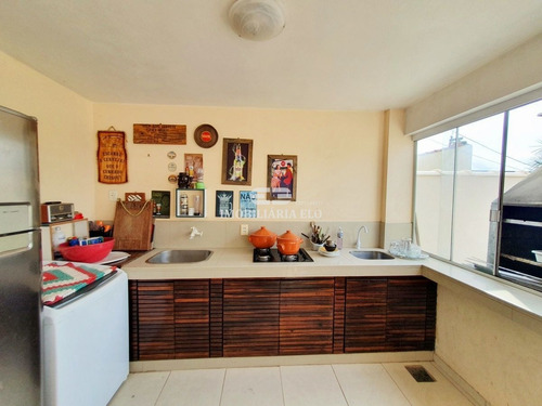 Sobrado Com Piscina. Possui 3 Dormitórios, 3 Banheiros, Cozinha, Sala, Garagem Fechada E Área De Lazer. - 4370