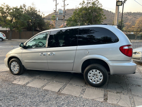 Imagen 5 de 25 de Chrysler Town Country 2005 Flamantísima