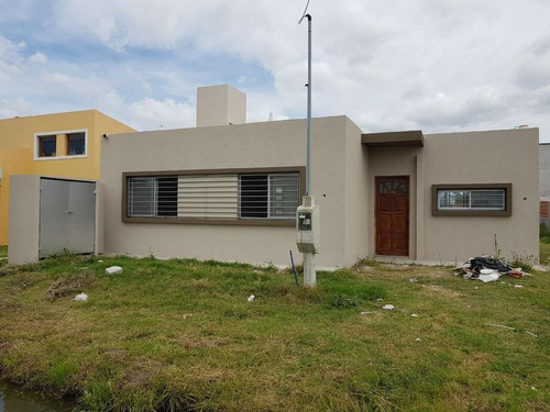 Casa En Venta - 2 Dormitorios 1 Baño - 311mts2 - Villa Parque Sicardi