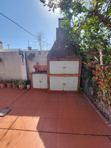 Casa Antigua 5 Ambientes Sobre Lote De 8,66 X 43,30 Mts. Ideal Familia Numerosa O Profesionales - Zonificacion Industrial Dominante - U$d 189.000