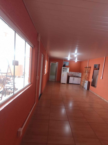 2 Casas No Mesmo Patio Com Muros Altos Separando