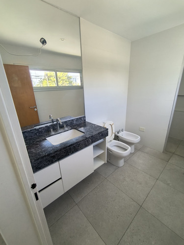 Venta Casa 3 Dormitorios, Amplio Jardín. 43 E/ 23 Y 24, La Plata