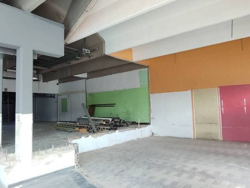 Local Comercial En Alquiler De Esquina En La Av Las Ferias Muy Cerca De La Av. Lara De 1.200 M2, Ideal Para Concecionario De Motos, Vehiculo, Muebleria, Ferreteria, Supermercados, Etc. Rp.