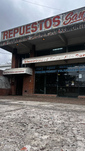Excelente Local En Alquiler Sobre Avenida Eva Peron
