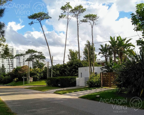 Casa A Dos Cuadras Del Mar En Punta Del Este - Playa Mansa .