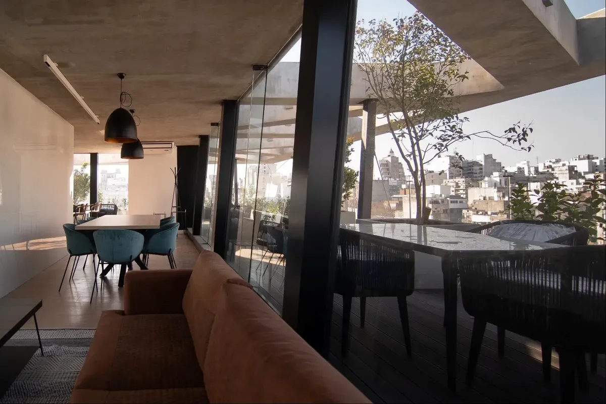 Alquiler Apartamento Un Dormitorio Con Garaje Al Frente Terraza Luminoso Centro · Foto 2