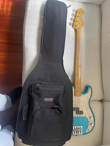 Bajo Fender Signature.