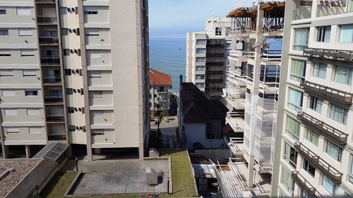 Departamento 4 Ambientes Con Dependencia. Piso Entero. Balcón Con Vista Al Mar. Dos Cocheras. Baulera. Quincho. Zona Varese