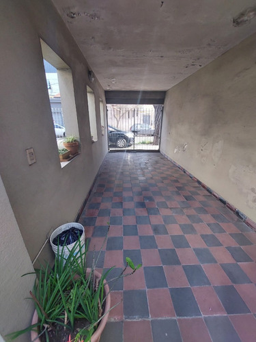Casa Antigua 5 Ambientes Sobre Lote De 8,66 X 43,30 Mts. Ideal Familia Numerosa O Profesionales - Zonificacion Industrial Dominante - U$d 189.000