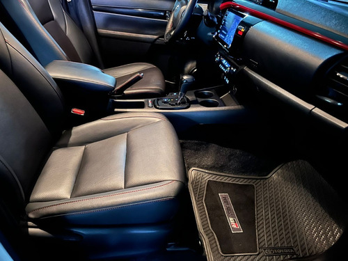 Imagen 9 de 18 de Toyota Hilux 4.0 V6 Gazoo Racing