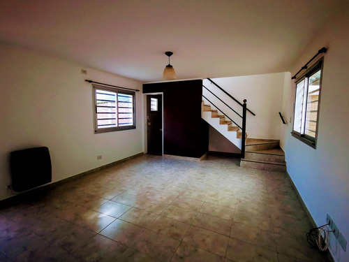 Vende Ph, Tipo Duplex Con Jardín Y Cochera - 133 E/ 70 Y 71 - La Plata