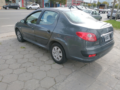 Peugeot 207 1.4 Sedan Xr 2010