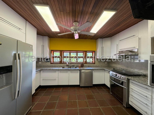 Alquilo Estupenda Casa Comercial, Ideal Para Establecer Tu Showroom, Oficina O Consultorio Médico ... Altamira !!! Está Dividida En 2 Ambientes Con Entradas Independientes ...!!!