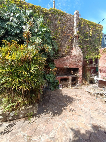 Casa +5 Dormitorios Con Garaje, Cochera Y Fondo