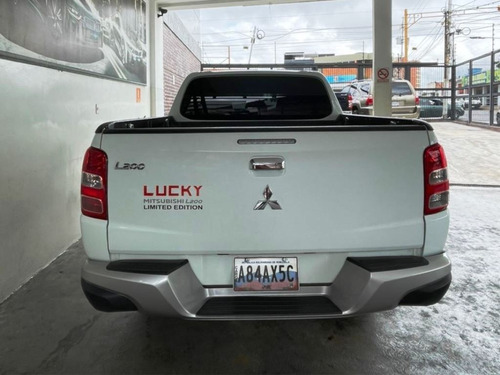Imagen 5 de 10 de Mitsubishi L200 2018 4x2 Sincrónico