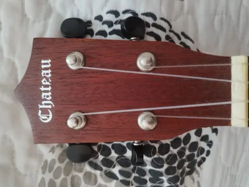 Ukelele Chateau Soprano (con Forro Semi Duro) (Usado)