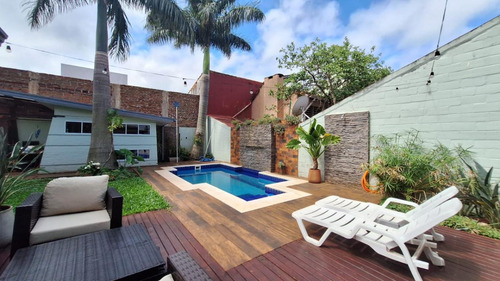 Vendo Casa Amoblada Con Piscina En El Centro De Encarnación: 4 Habitaciones Y 4 Baños