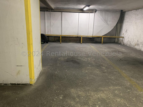 Interesante Apartamento De Un Área Total De 248,28, Distribuidos En Tres Ambientes, Áreas Sociales Y Habitaciones De 101,83 Y 146,45 De Terraza Y Jardín. Esta En Chacao