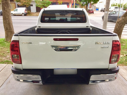 Imagen 8 de 9 de Hilux 2.8 D Srv 4x4 Mt 2016